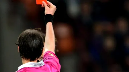 Scene de groază pe terenul de fotbal. Un arbitru a fost omorât în bătaie după ce i-a arătat unui jucător cartonașul roșu 