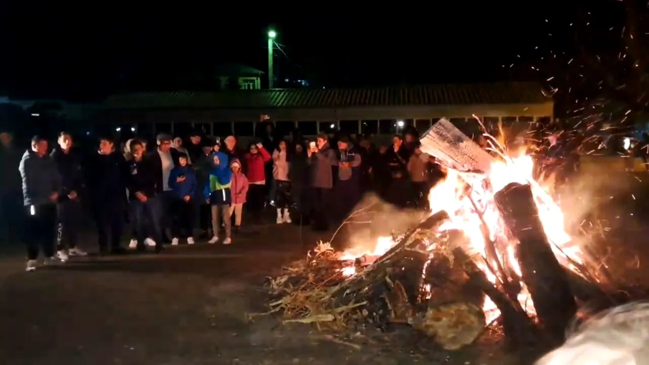 Oltenii sărbătoresc lăsatul Secului la foc și ceaunul cu gogoși