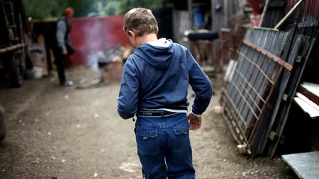 Șase frați, majoritatea bolnavi, abandonați de părinți într-o cameră insalubră și neîncălzită