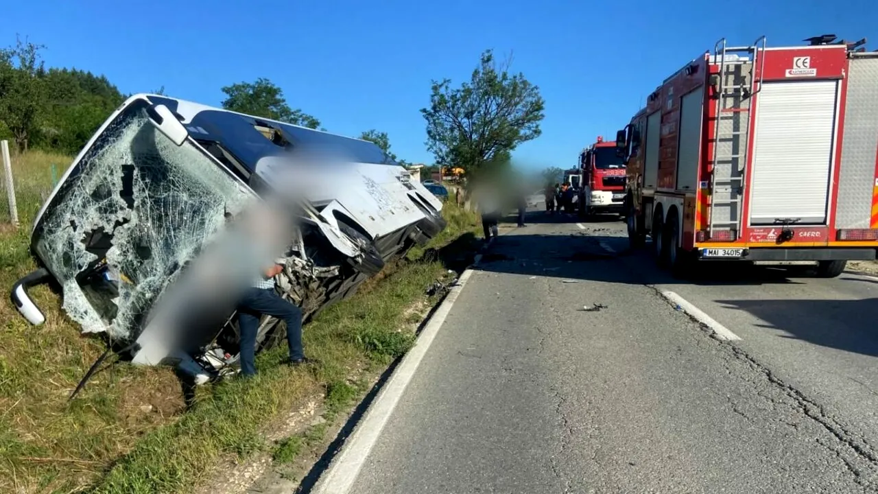 Autocar plin cu elevi care plecau în excursie, implicat într-un grav ACCIDENT în Vâlcea / Un șofer de 22 de ani a murit /Trei copii au ajuns la spital