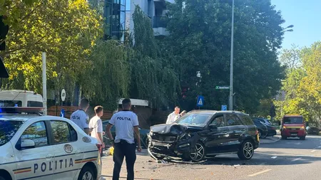 Accident grav în București: Două mașini, daună TOTALĂ. O victimă a fost transportată la spital