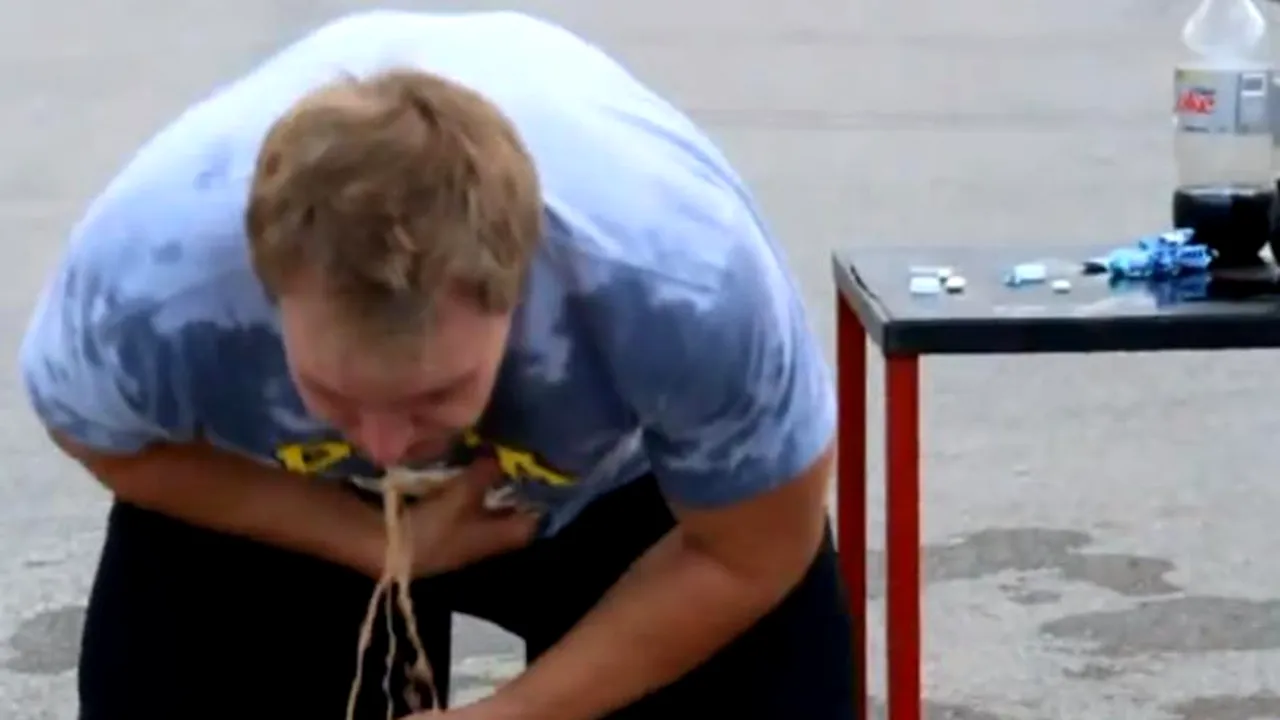 Ce a pățit un tânăr care a înghițit un pumn de bomboane Mentos și a băut trei litri de Coca-Cola. VIDEO