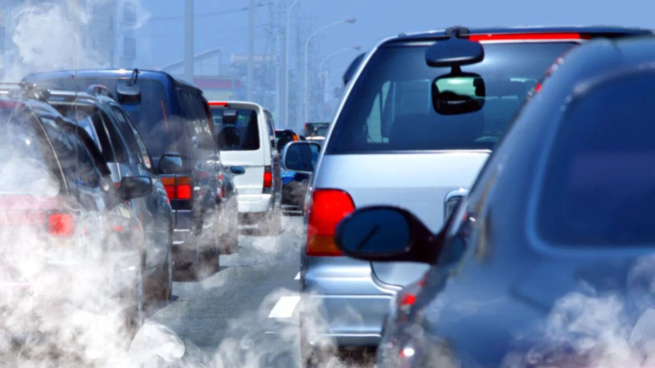 PPE renunță la planul de INTERZICERE a mașinilor pe benzină și motorină în UE: „Interdicţia a fost o greşeală”
