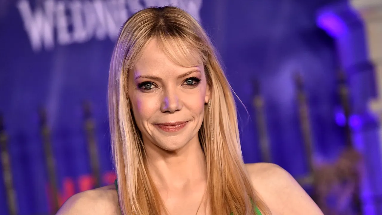 Actrița Riki Lindhome, cunoscută pentru rolul din serialul „WEDNESDAY”, joacă în thrillerul horror „They Listen”