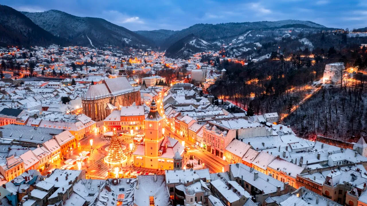 Cel mai înalt BRAD de CRĂCIUN va fi instalat la Târgul de Crăciun din Piața Sfatului. La Brașov vor fi aprinse 1,3 milione de beculețe