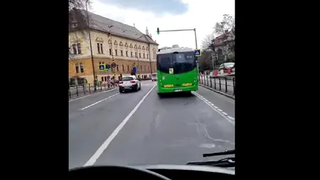 VIDEO | Un șofer de autobuz din Brașov a ajuns în vizorul poliției, după ce s-a filmat pe Tik Tok în timp ce conducea