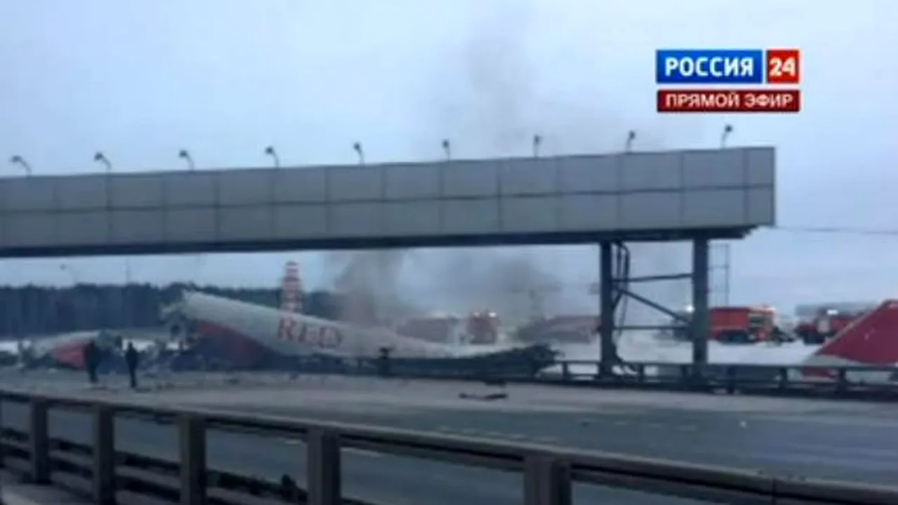 Un avion a luat foc, în apropiere de aeroportul Moscova-Vnukovo, și a ieșit de pe pistă după aterizare. Două persoane au murit - VIDEO