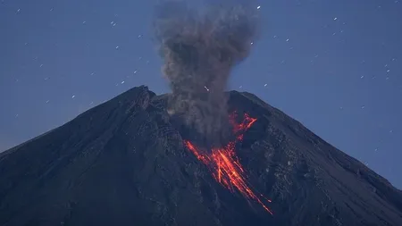 Vulcanul Semeru a erupt din nou. Mii de locuitori de pe insula Java, evacuați | VIDEO