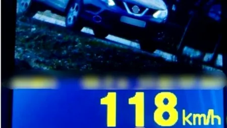 Șoferiță prinsă în timp ce „FUGEA” cu 118 km/h, în localitate. Polițiștii au rămas fără cuvinte când au văzut cine era la volan