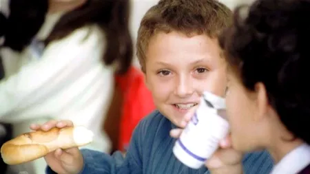 Surpriză pentru copiii din mai multe școli din Vaslui când și-au primit gustarea din cadrul Programului 