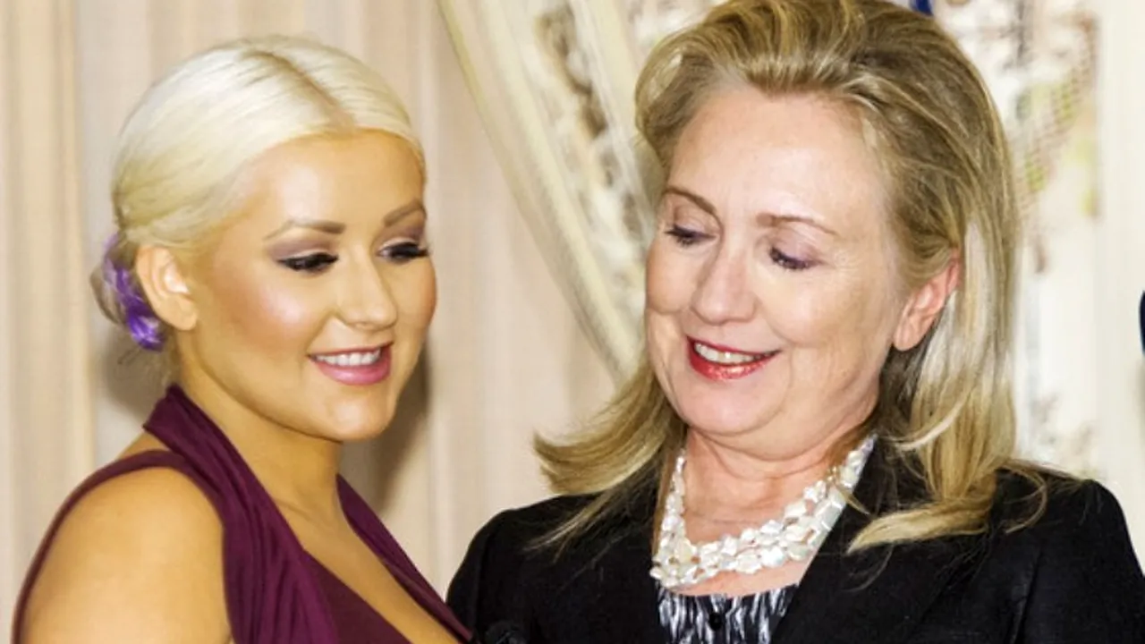 VIDEO. Hillary Clinton, cu ochii pe decolteul Christinei Aguilera