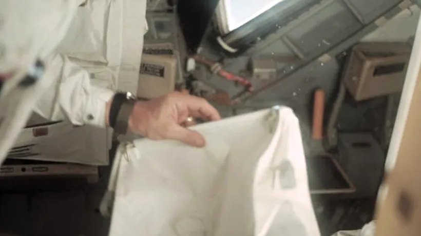 Descoperirea din dulapul lui Neil Armstrong. Povestea amintește de un drum până la Lună și înapoi