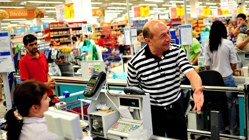 Băsescu, la cumpărături: Nu s-a ieftinit pâinea după reducerea TVA