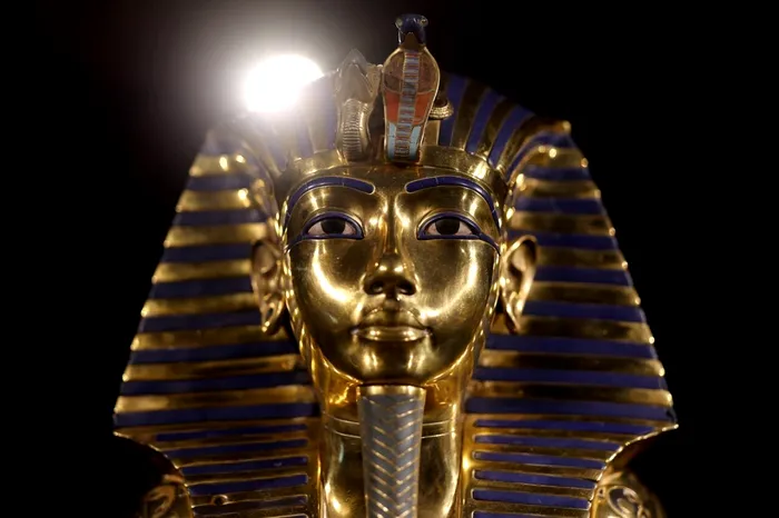 Faraonul Tutankhamon a rămas cunoscut în istorie pentru că a readus Regatul Egiptean la vechile culte religioase după experimentul „monoteist” al tatălui său, Faraonul Akhenaton, cel care a impus atenismul ca religie de stat. Masca sa mortuară din aur, turcoaz, Lapis lazuli, obsidian și cuarț este principala atracție a Marelui Muzeu Egiptean. 