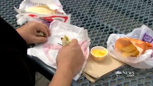 Americanii au fost PLĂTIȚI să mănânce zilnic de la fast-food, în numele științei. VIDEO