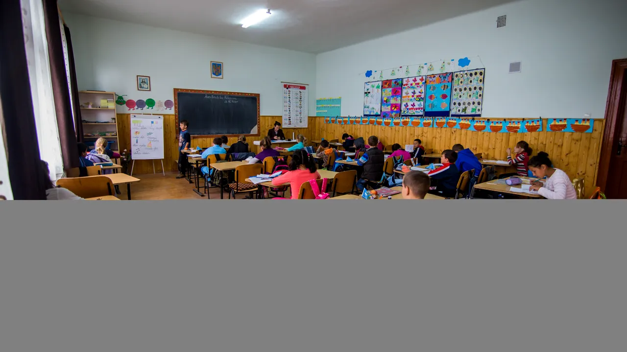 SOLUȚIE temporară pentru criza de profesori: REANGAJAREA pensionarilor. Vezi problema MAJORĂ a învățământului din Europa de Est