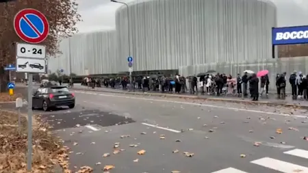 Milano, oraș al contrastelor. De Crăciun, peste 5000 de oameni au așteptat la coadă să primească un pachet cu mâncare şi cadouri pentru copii