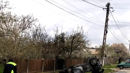 Accident în Argeș. Unul dintre autoturismele implicate a luat foc. Un adolescent a fost grav rănit