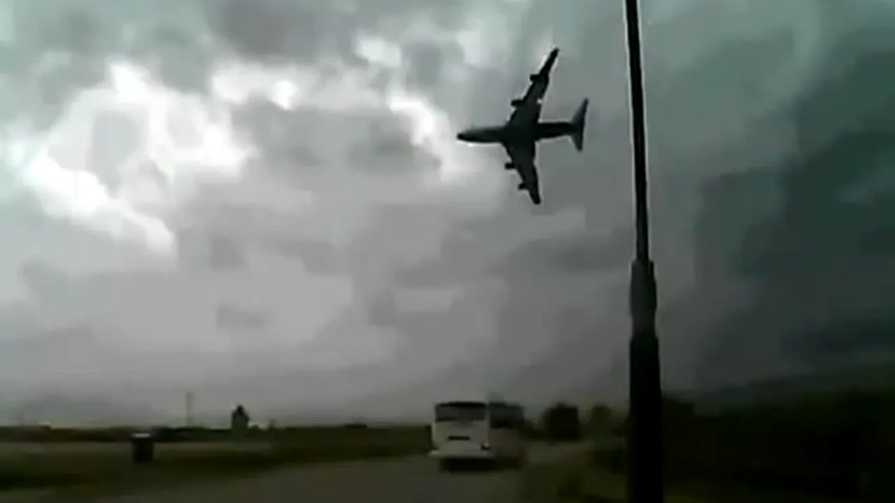 Prăbușirea avionului-cargo Boeing 747, în Afganistan, surprinsă într-o înregistrare VIDEO