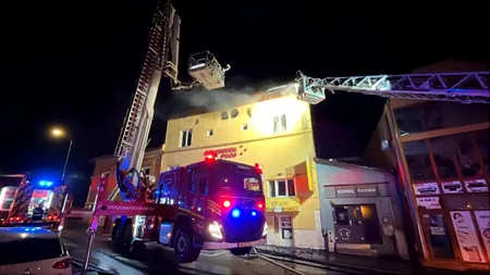 Un incendiu puternic a izbucnit la o pensiune din Cluj. Flăcările s-au extins la două case din apropiere