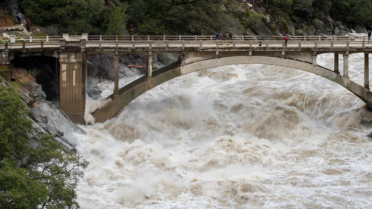 După dezastrul provocat de incendiile de vegetație, California se luptă acum cu alunecările de teren. 20 de oameni au murit