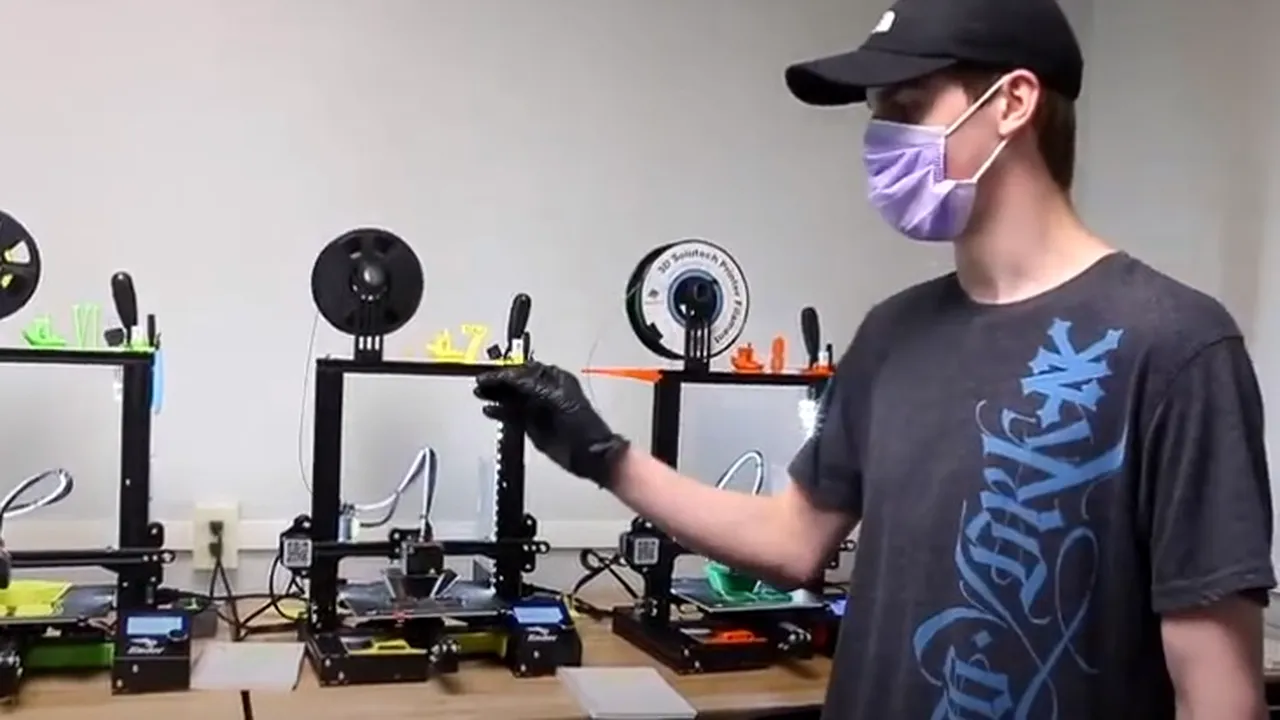 CONDIȚIE OBLIGATORIE. Elevii cu vârste cuprinse între 11 şi 18 ani, cu măști la școală