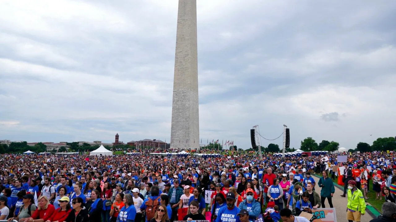 FOTO - VIDEO | Proteste de amploare în SUA. Mii de oameni au ieșit în stradă pentru a cere legi mai stricte în cazul armelor de foc, în urma recentelor masacre. „Vreau să nu fiu împuşcat”