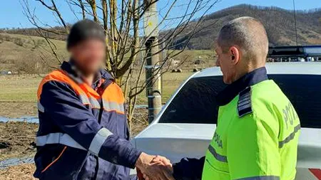 Gest impresionant al unui angajat de la salubrizare! Bărbatul a găsit o sacoșă plină cu BANI și a dus-o direct la poliție