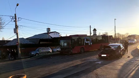 Trei tineri de 18 ani din Buzău, două fete și un băiat, au fost răniți după ce mașina condusă de tânăr a lovit un autobuz