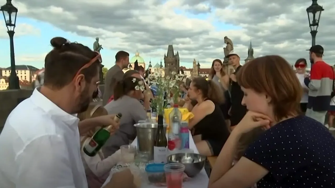 PANDEMIE. „Petrecerea de adio” pentru coronavirus! Mii de oameni au participat - VIDEO