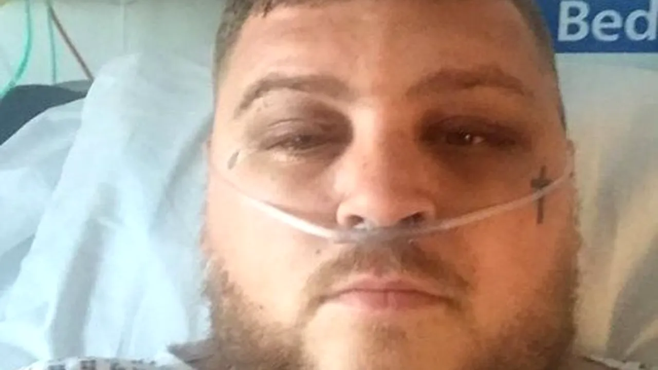 O bunică în stare de ebrietate, la un pas să omoare în bătaie un bărbat nevinovat, care nu făcea altceva decât să-și caute câinele prin cartier - VIDEO