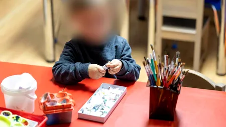 Copil de 8 ani, nevoit să fure mâncare din frigiderul vecinilor, pentru a SUPRAVIEȚUI. Ce s-a întâmplat cu mama băiețelului