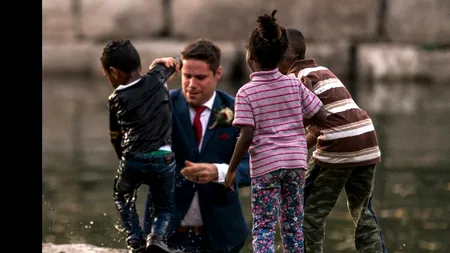 Gestul făcut de un mire în ziua nunții a devenit VIRAL pe Internet. Fotograful a reușit să capteze ipostaza perfectă 