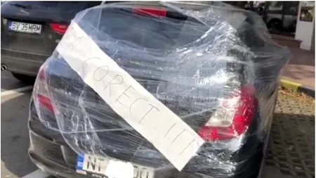 VIDEO | Mașină făcută „țiplă” la Suceava, după o parcare ușor neglijentă