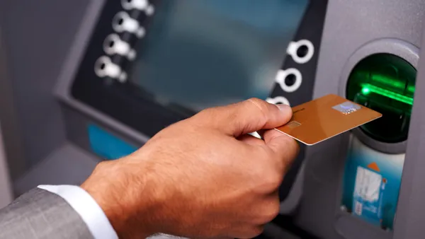 Greșeala pe care o facem când scoatem bani de la bancomat. Riscurile sunt uriașe