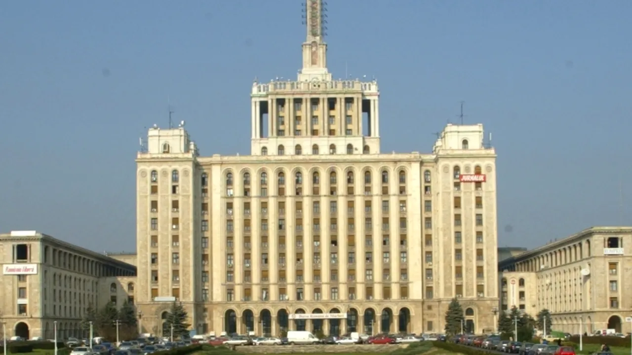 Un lift de la Casa Presei în care erau patru persoane a căzut 