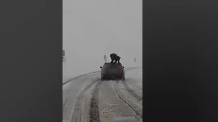 VIDEO. „Are apucături de maimuță”. Tânăr, filmat în timp ce sare pe portbagajul unui BMW din Vaslui aflat în mers / Pe carosabil este zăpadă