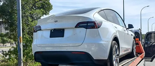 Mii de mașini Tesla noi, cu probleme. Șoferii s-au speriat: ”Volanul nu a virat”