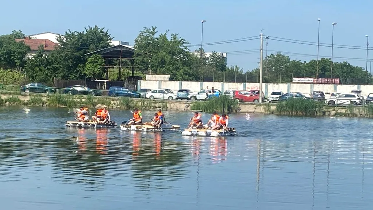 Cursă cu plute din PET-uri, organizată de liceeni din Craiova pe lacul de la Hanul Doctorului