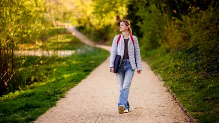 Cum poate preveni mersul pe jos riscul de apariție a depresiei. Câți pași sunt recomandați zilnic