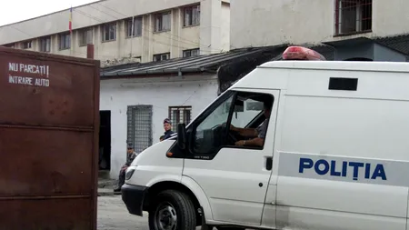 A intrat în baia fetelor dintr-o școală și s-a dezbrăcat în fața unei eleve de clasa întâi. Individul s-a predat în cele din urmă la Poliție