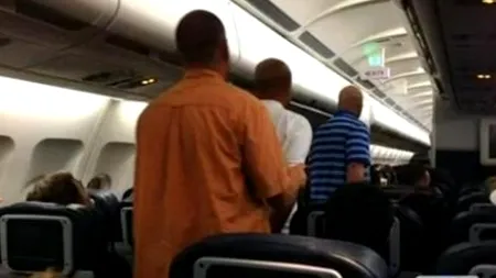 Prea mult alcool la bord. Bărbat arestat în avion, după ce a hărțuit trei femei în timpul zborului