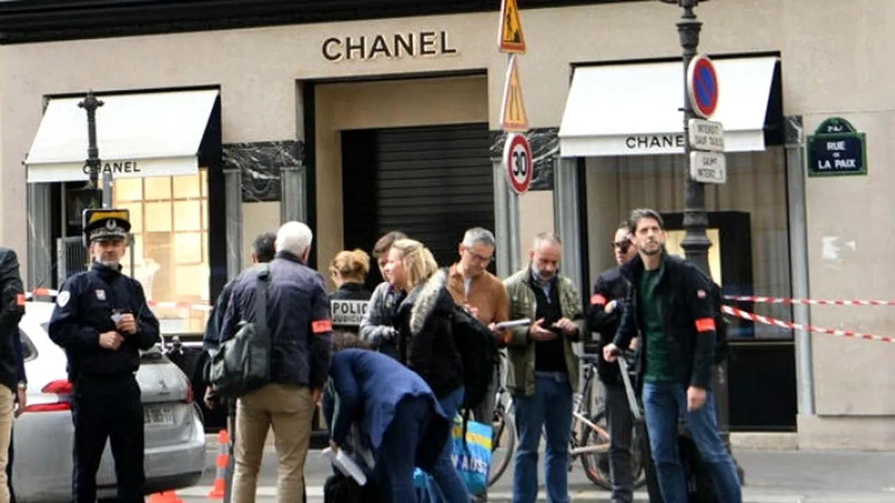 Jaf armat la un magazin Chanel din Paris. Atacatorii ar fi furat bunuri în valoare de milioane de euro