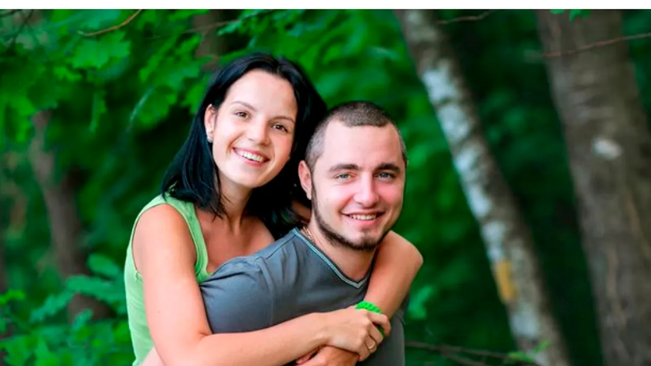 Soțul gelos a dus-o în pădure, a pus-o să îngenuncheze și i-a tăiat mâna cu toporul. Femeia a început o nouă viață și pozează provocator cu brațul bionic