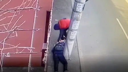 Bărbat inconștient, jefuit de un tânăr de 20 de ani! Victima căzuse pe stradă - VIDEO