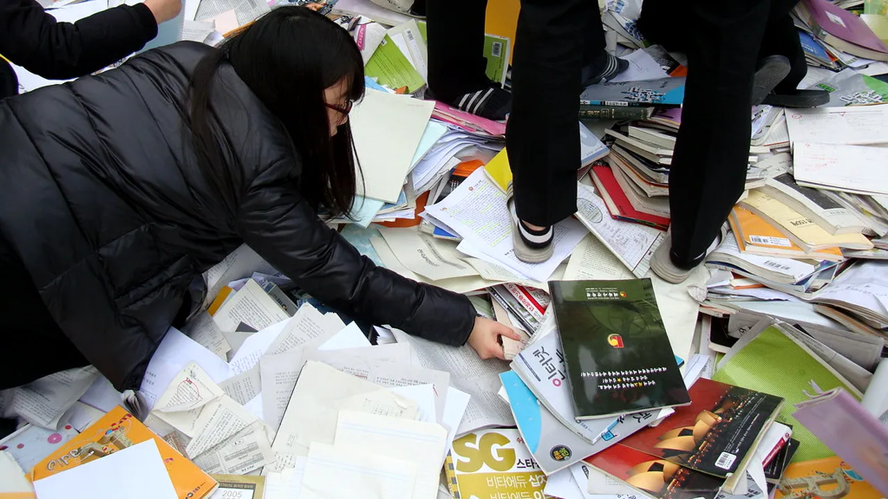 Țara în care elevii au dat în judecată Guvernul și cer DESPĂGUBIRI uriașe pentru un examen încheiat cu 90 de secunde mai devreme