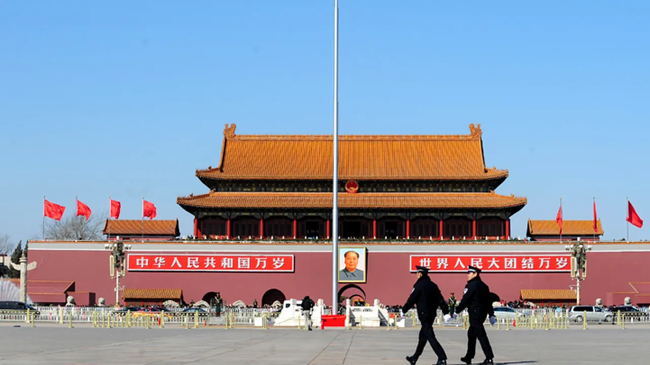 Poliția chineză caută opt suspecți în explozia din Tiananmen. Incidentul s-a soldat cu moartea a cinci persoane și rănirea altor 38