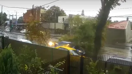 Bucureștiul, inundat pe mai multe artere principale. Tramvaiele oprite pe Maica Domnului. Ploaia continuă în rafale și la această oră