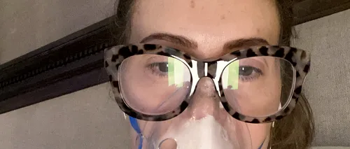 Actrița Alyssa Milano le arată fanilor prin ce trece din cauza coronavirusului. „Purtați nenorocita aia de mască!” | VIDEO