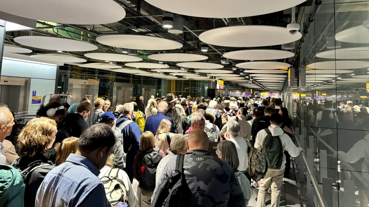 Haosul continuă pe aeroporturile din Marea Britanie. Încă 170 de zboruri au fost anulate miercuri din cauza unei avarii tehnice. Unde s-au reluat operațiunile